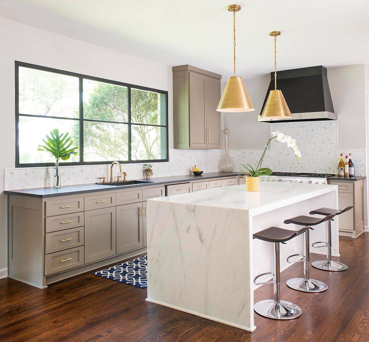 Dazzling pendants add golden metallic glint to this kitchen in neutral hues