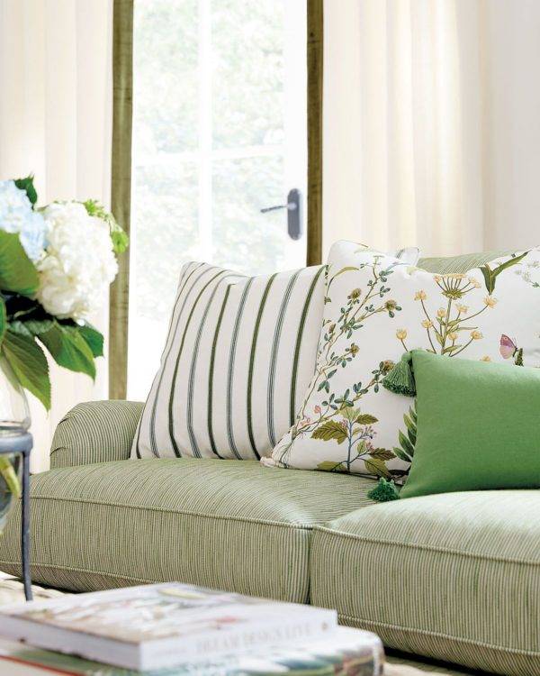 Most Popular Living Room Accent Pillows Ideas From Glitz to Prints