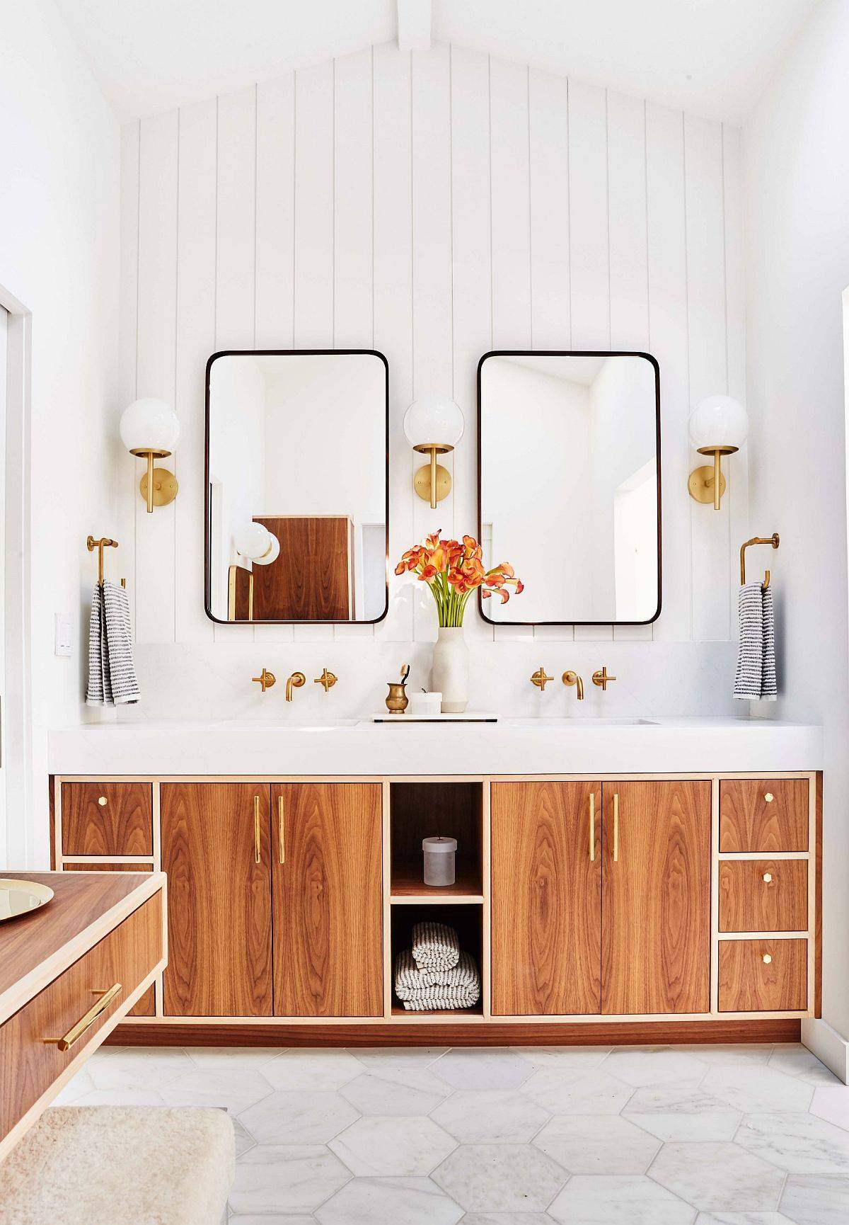 Wood-and-white-is-a-trendy-color-scheme-in-the-modern-bathroom-with-Scandinavian-touches-39697