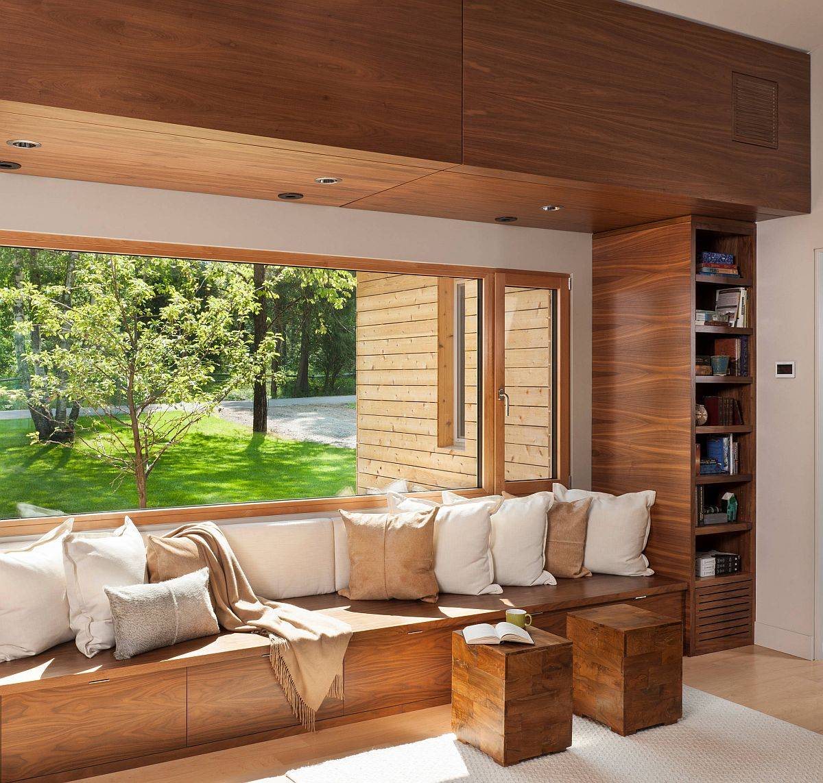 Wooden built-in benches are the most popular setaing options in the small family room