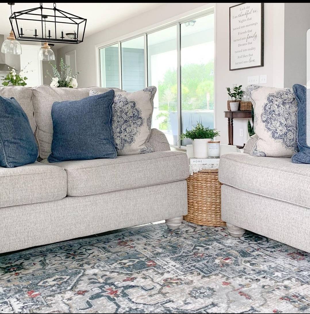 How to Choose the Right Size Accent Rug for the Living Room