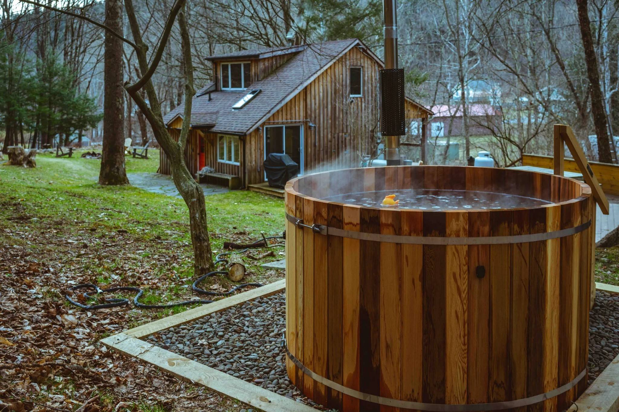 Bak mandi air panas kayu untuk membuat Anda tetap hangat di musim gugur ini