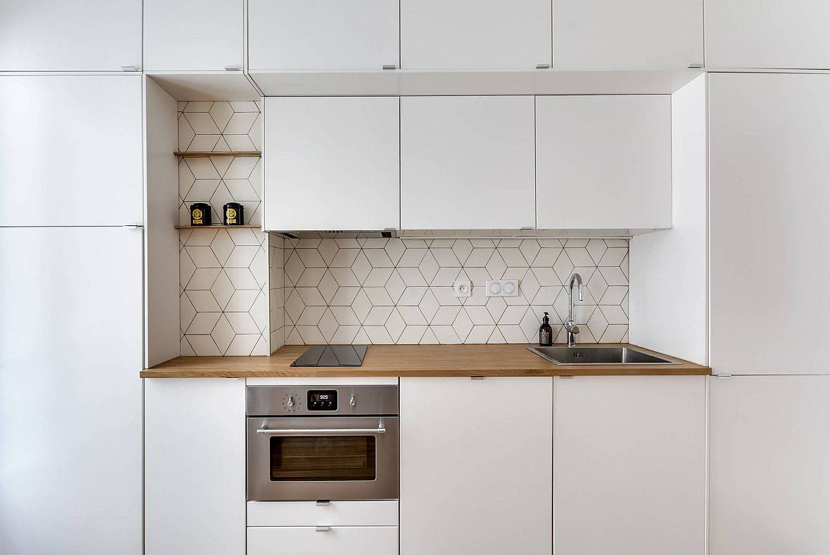 Ide-dapur berdinding tunggal-dan-modern-dengan-lemari-dan-dinding belakang-putih-45732
