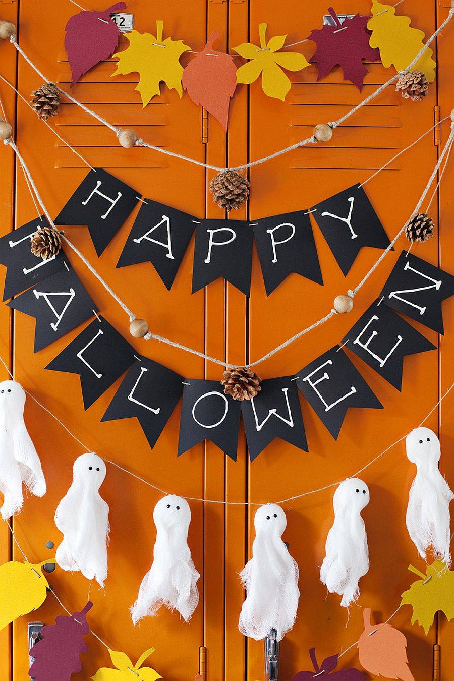 Ghost-Halloween-and-fall-DIY-garlands-come-toegther-to-welcome-your-guests-35673