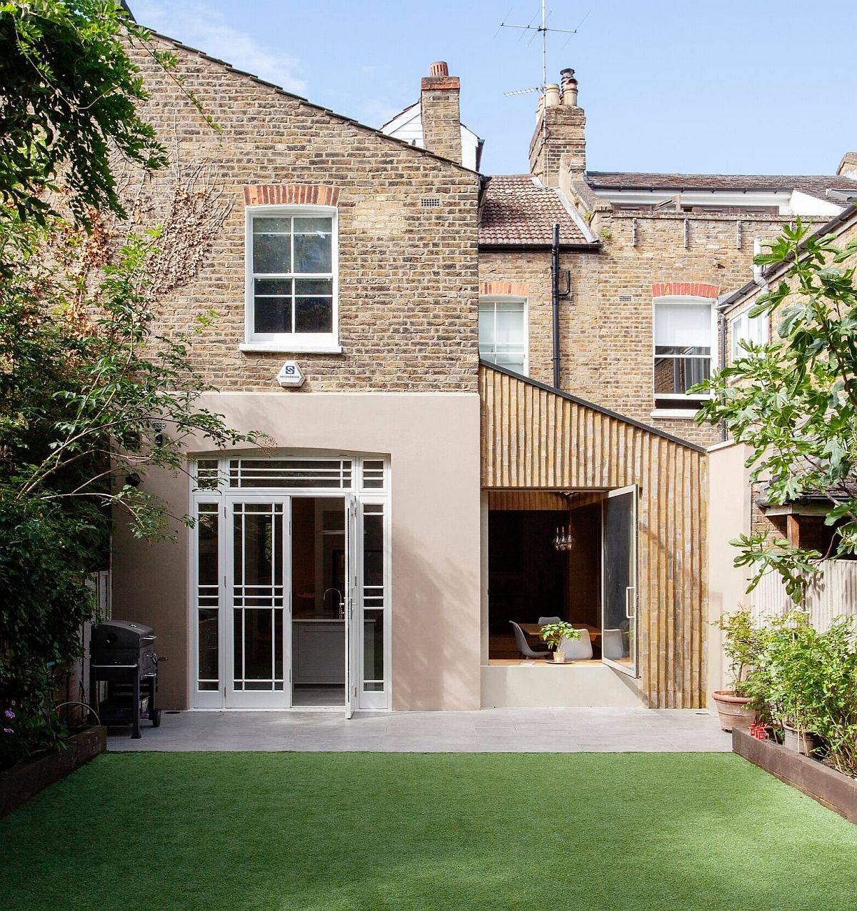 Gorgeous and functional Slated extension in Whitehall Park Conservation Area in Islington connects the new kitchen and family area with the outdoors
