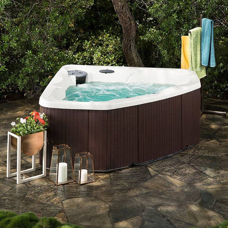 Wooden Hot Tubs to Keep You Warm this Fall | Decoist