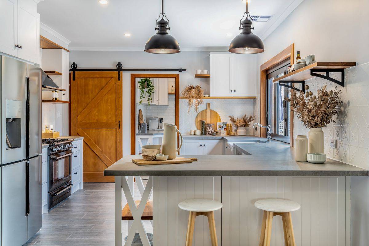 Adding barn-inspired touches to the modern kitchen with class
