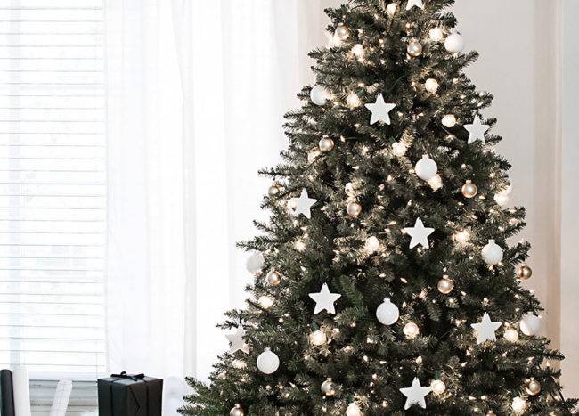 Украшение елки гирляндой. Красивая белая елка. Елка с белыми огоньками. Украшение елки в цвете шампань. Елка с белой гирляндой.