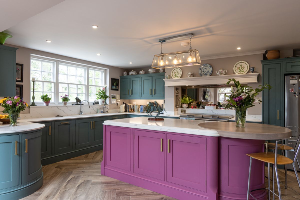 Colorful kitchen islands and cabinets are beuatifully combined with quartz countertops in here