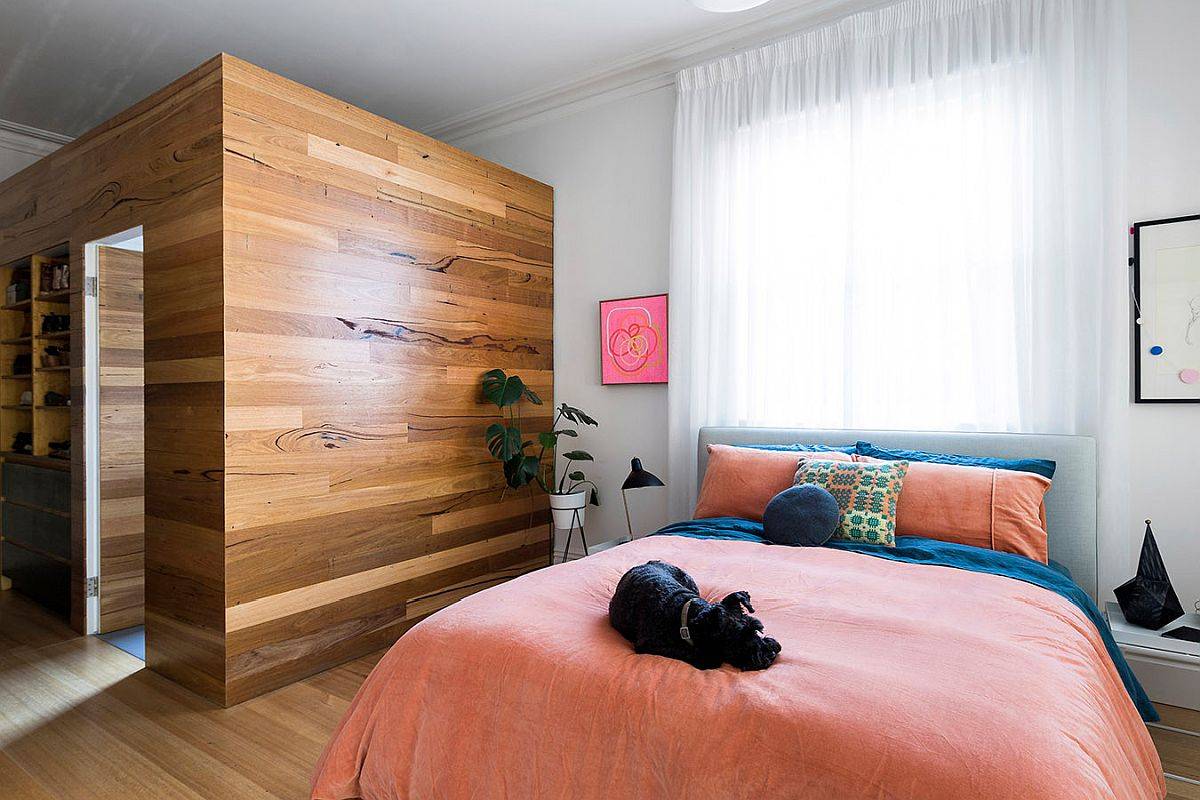 Temukan keseimbangan antara kamar tidur kayu-dan-putih-terlihat-dalam-eklektik-kontemporer-93998