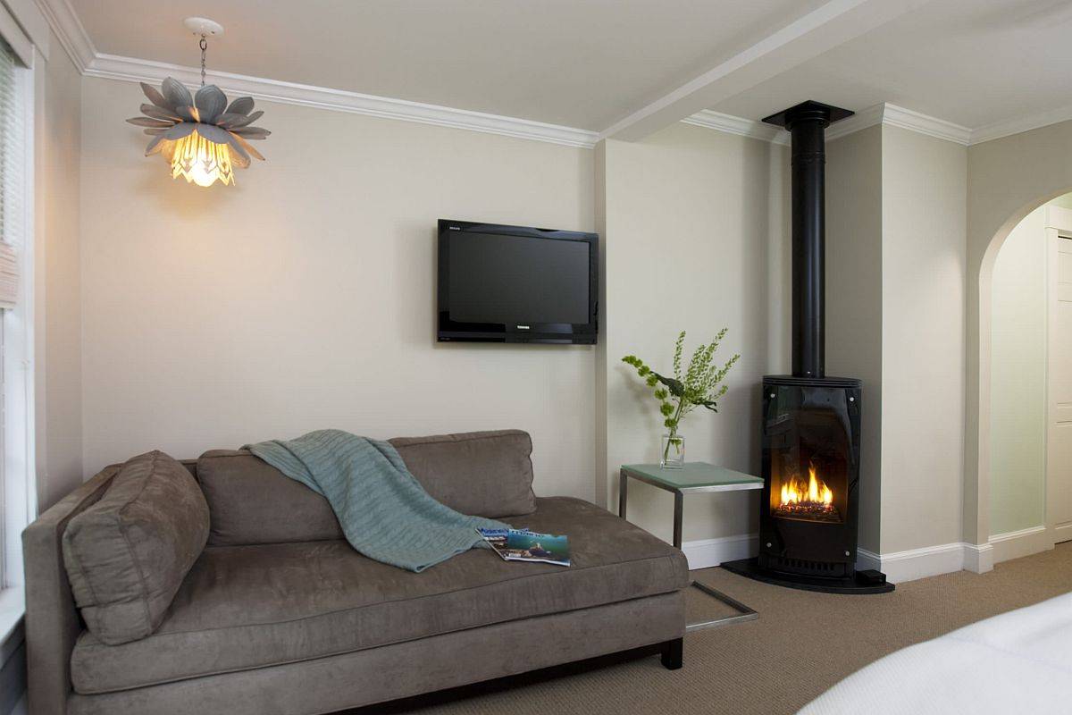 Freestanding-corner-fireplace-is-easy-to-install-in-even-the-smallest-living-space-30523