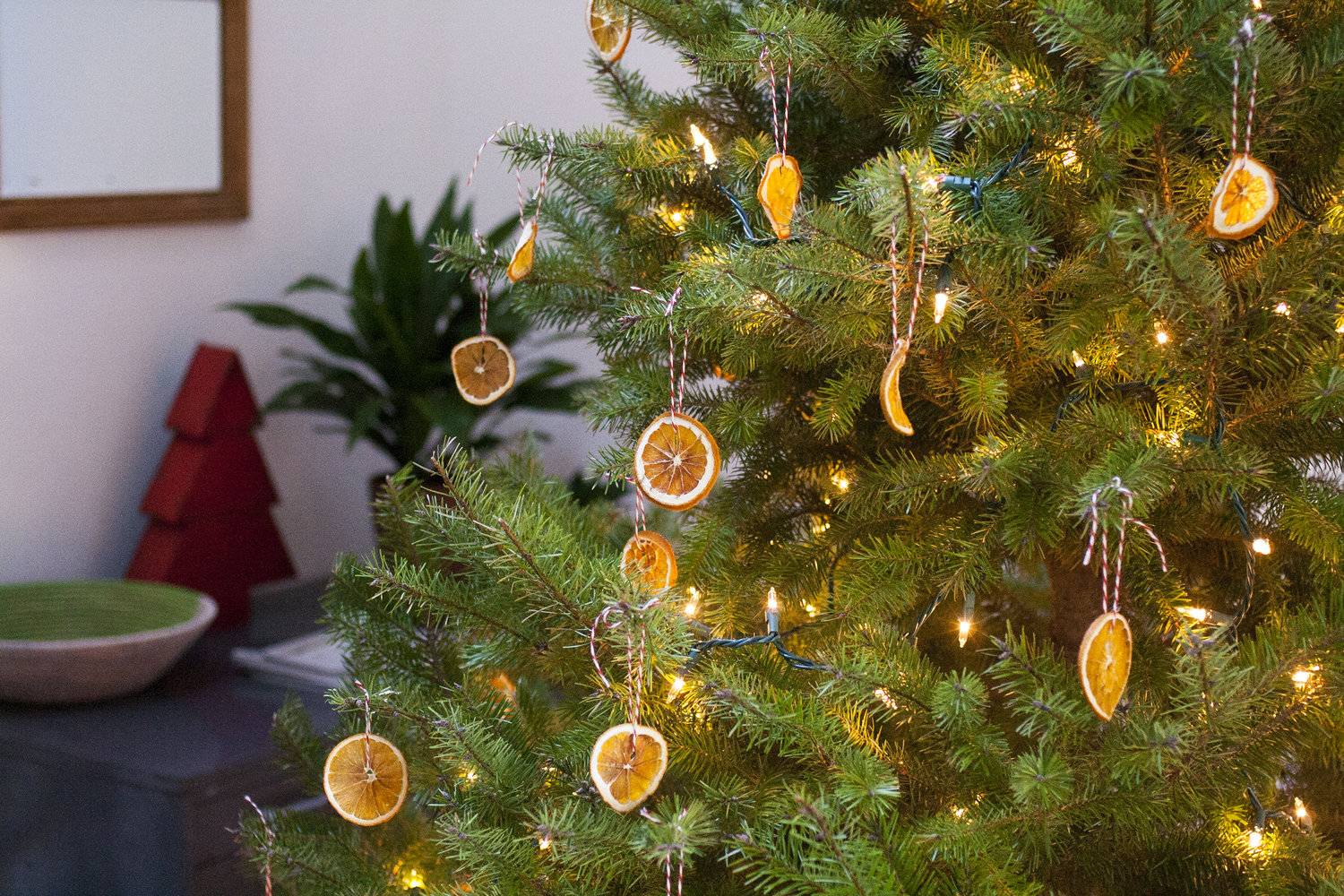 Homemade orange ornaments for your Christmas tree (from Maria Zizka)