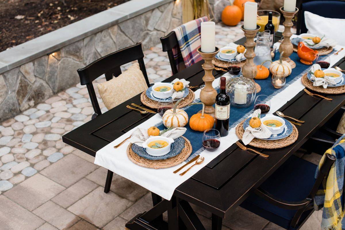 Keep the table decorations simple and classy this Thanksgiving