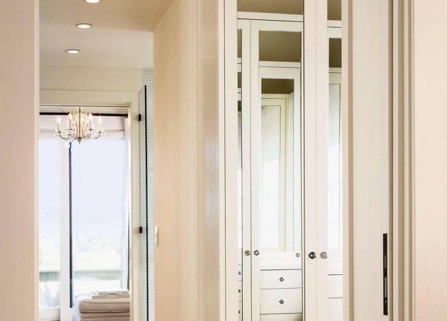 Mirrored-millwork-throughout-the-house-helps-in-creatinga-more-cheerful-beach-style-20594-217x155