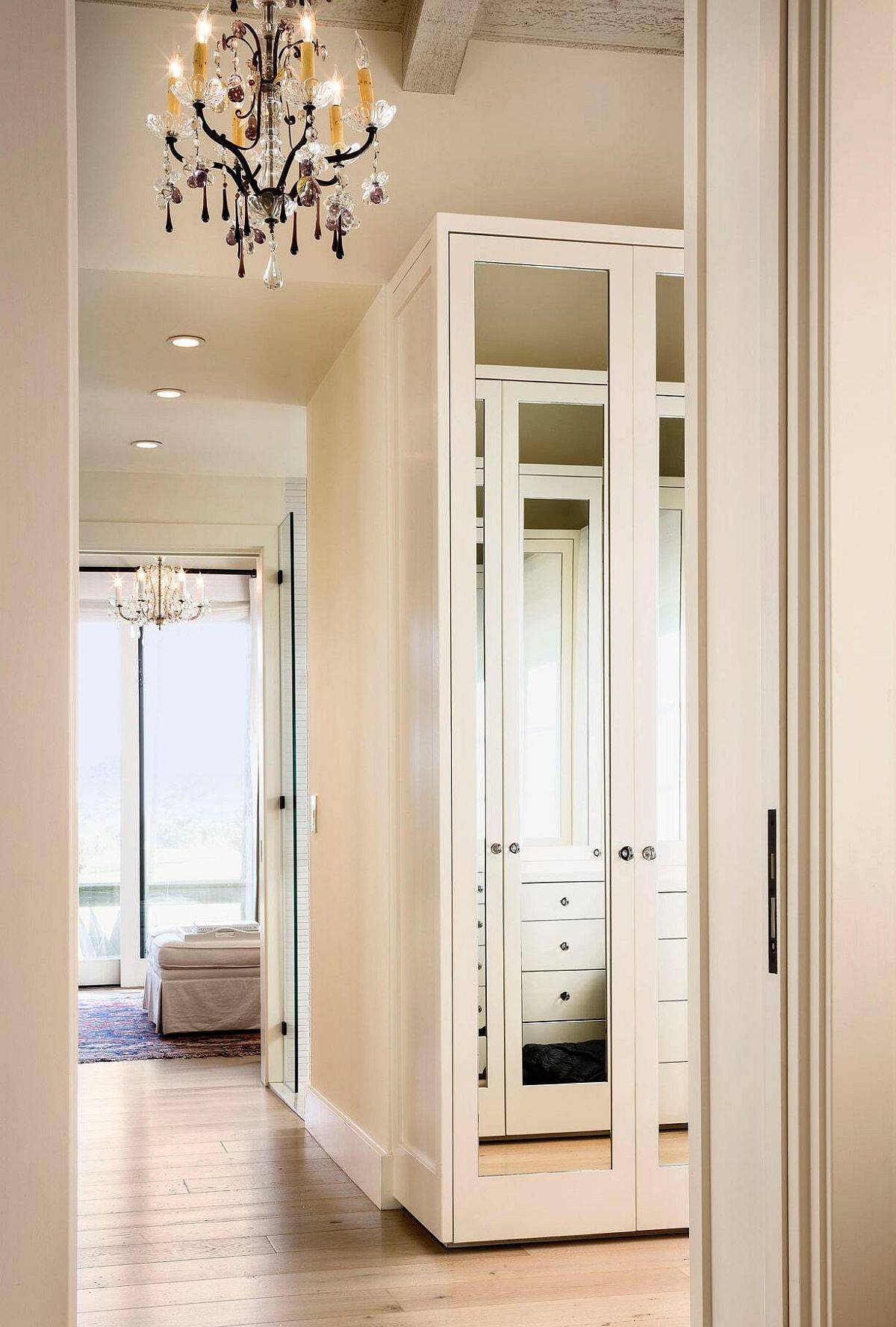 Mirrored-millwork-throughout-the-house-helps-in-creatinga-more-cheerful-beach-style-20594
