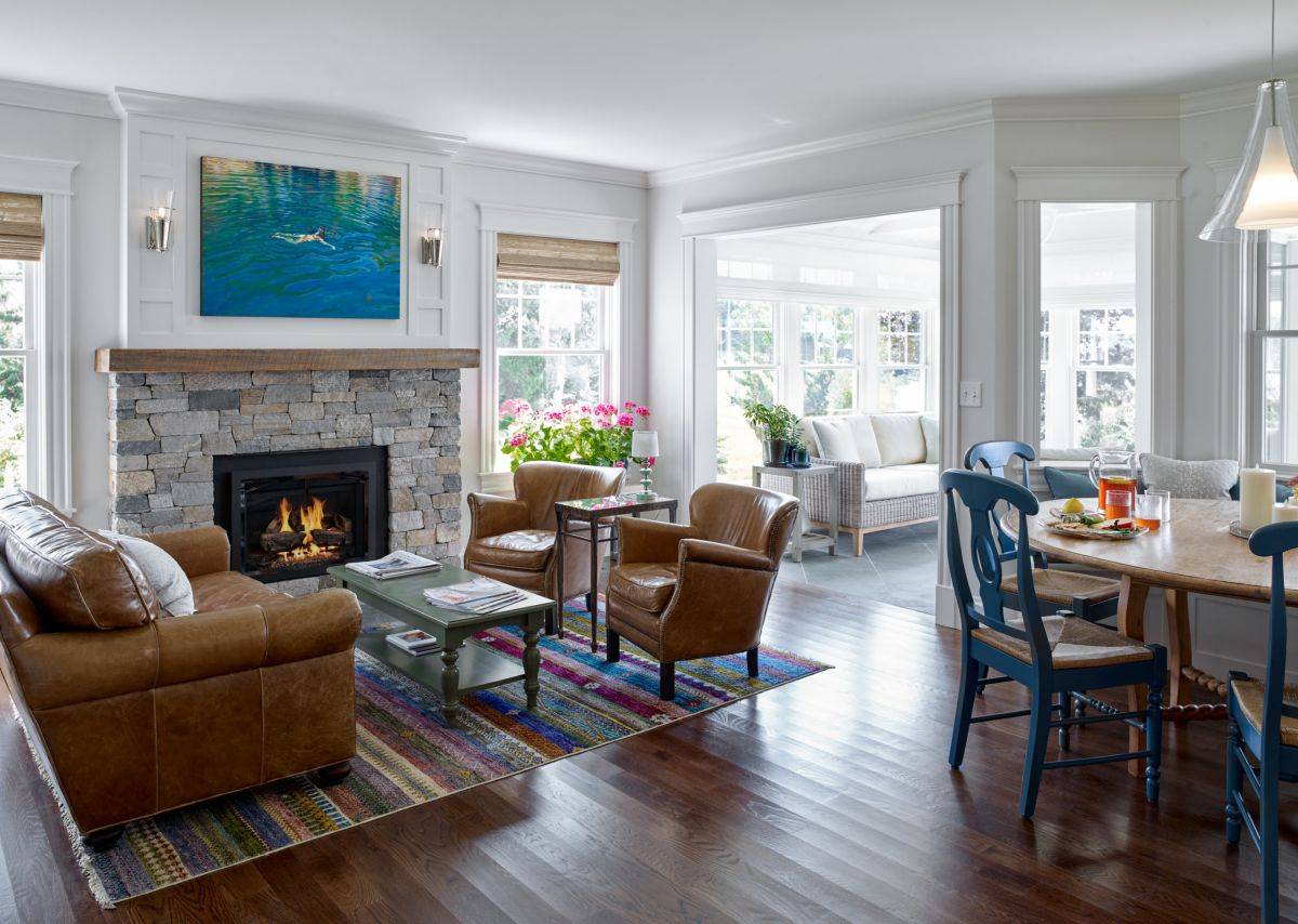 Pops of blue throughout the room accentuate the beach style of the room