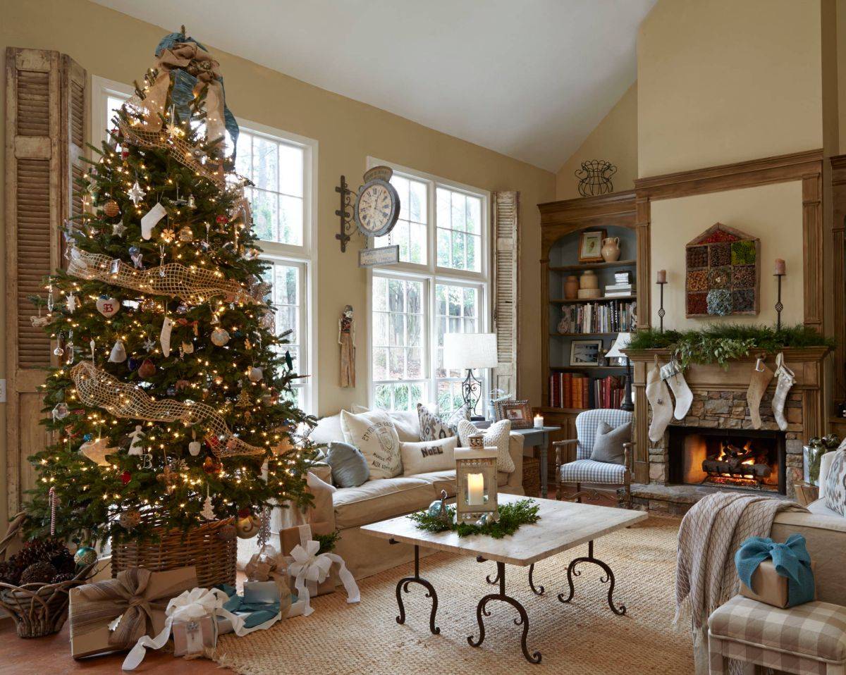 Room in neutral colors allows the Christmas tree to stand out even more visually