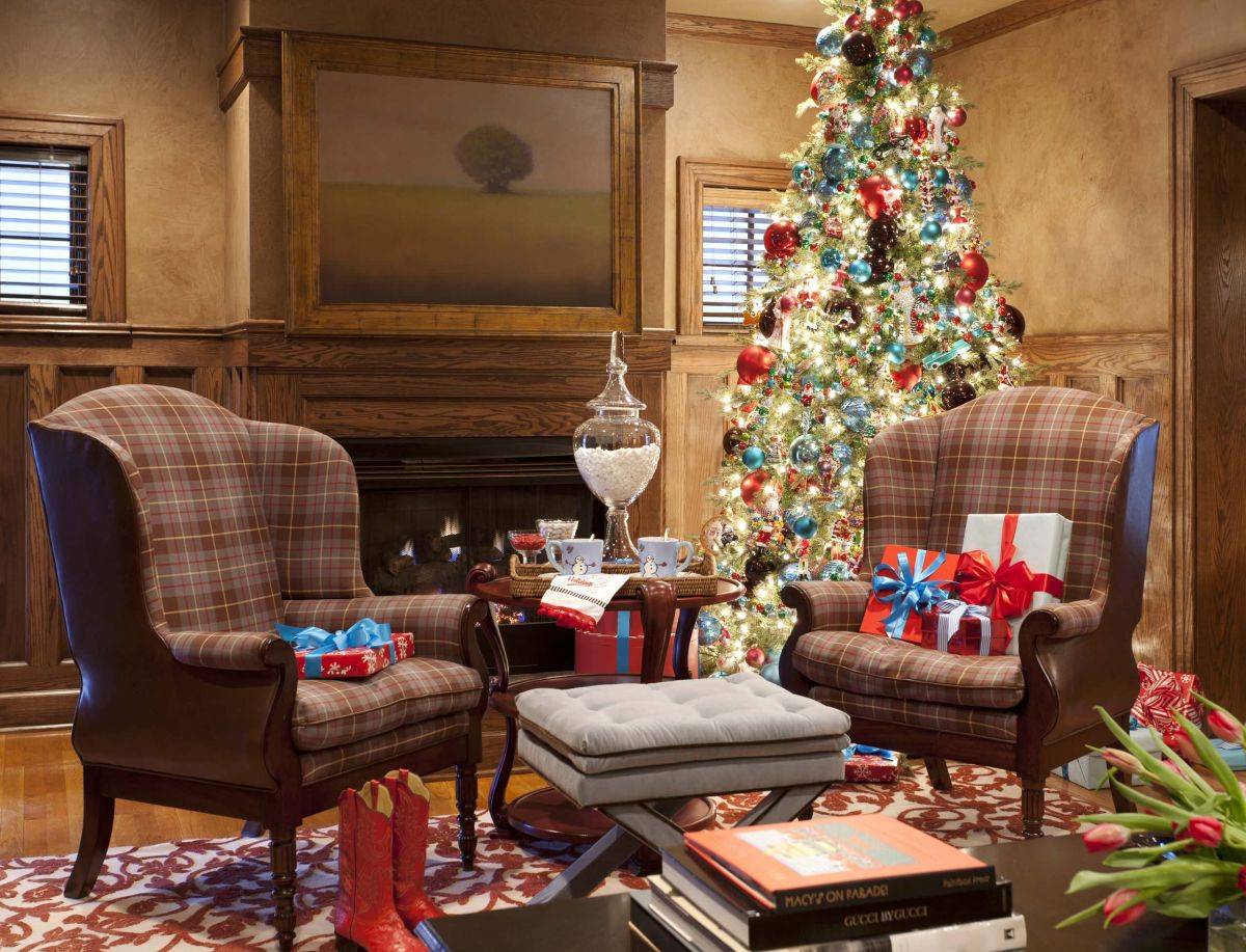 Sparkling-Christmas-tree-in-the-corner-decked-out-perfectly-for-the-holidays-47519