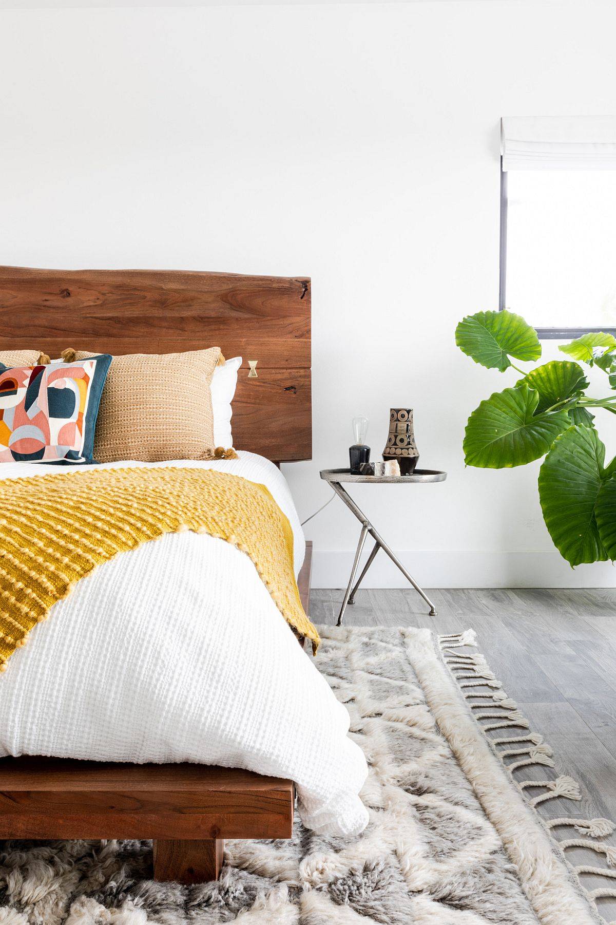 Wood and white look in the bedroom is a showstopper even in the eclectic bedroom