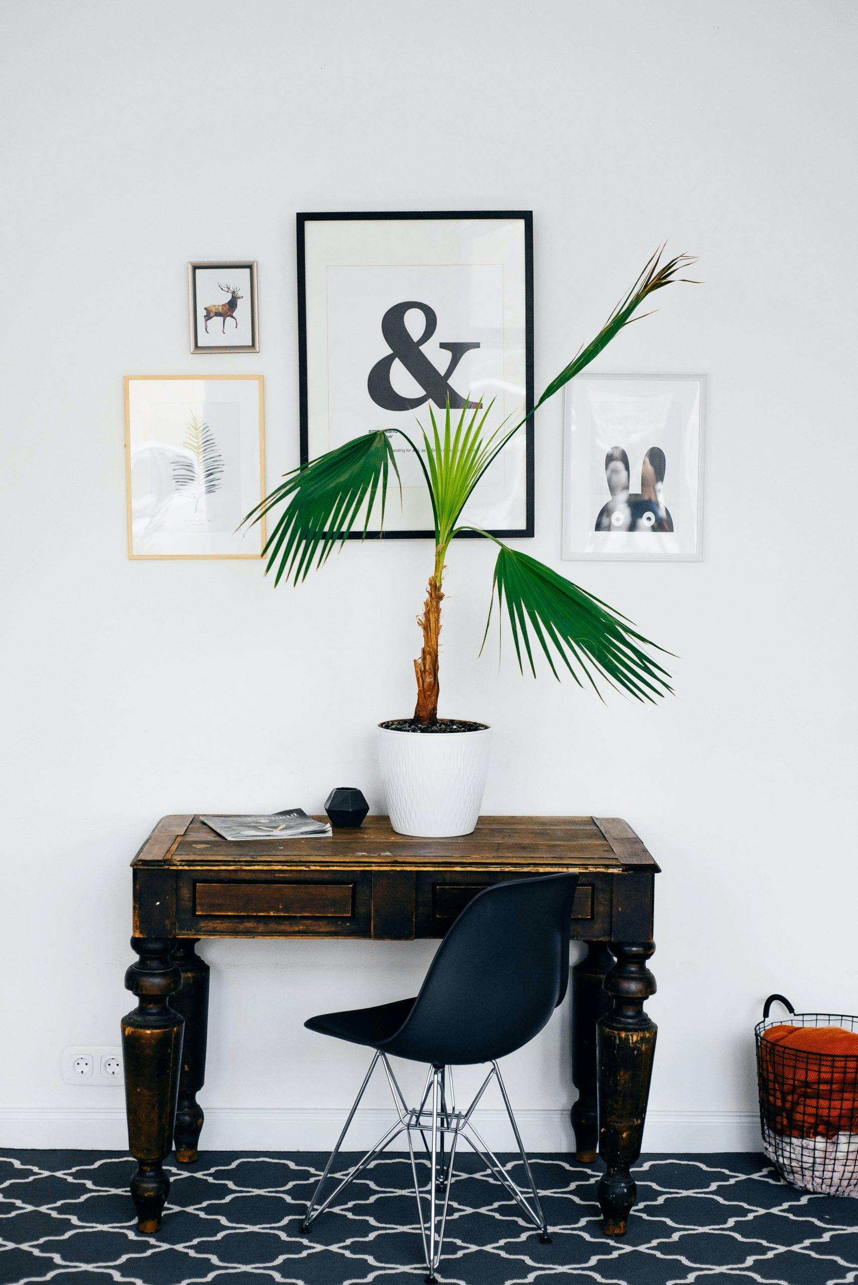 Charming and eclectic combination with a antique desk ( from Unsplash)