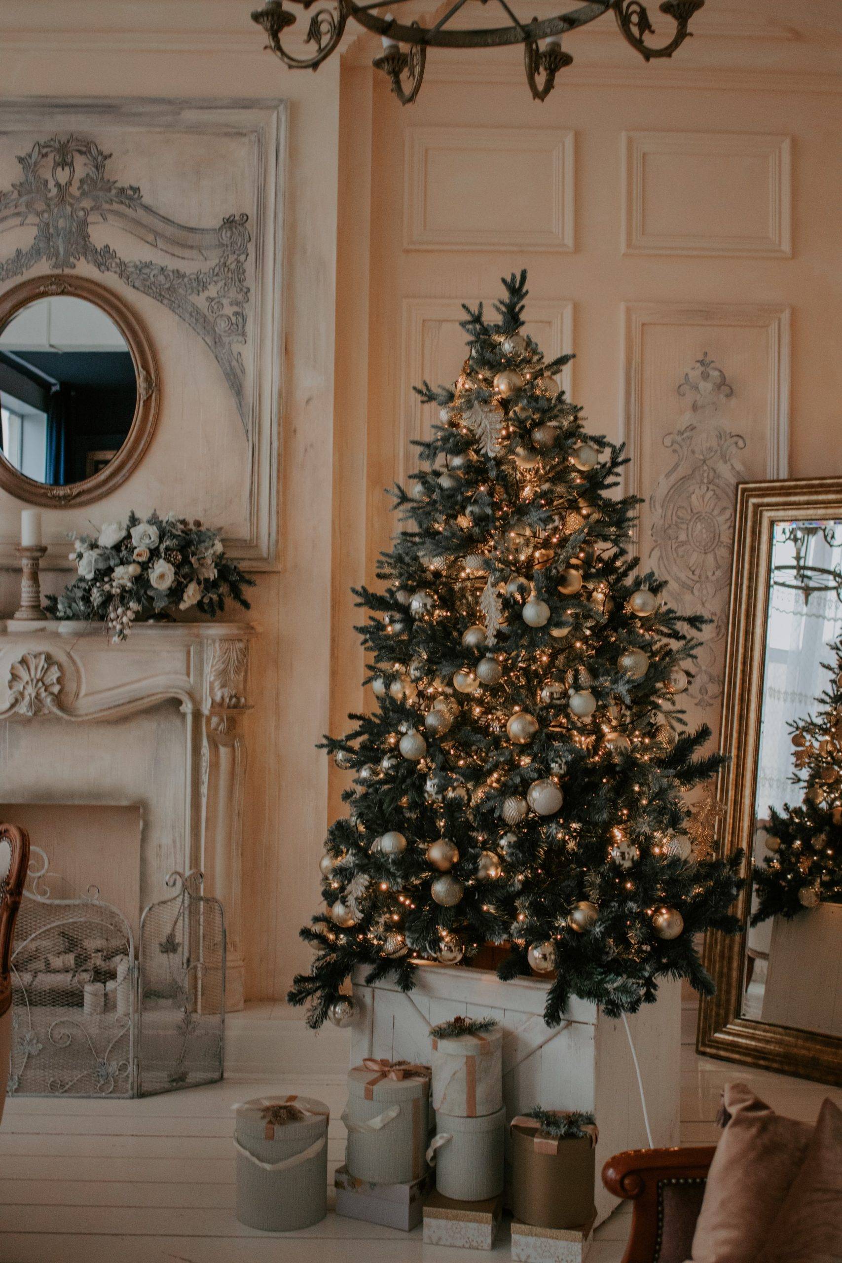 Extravagant Christmas tree with golden ornaments (from Unsplash)