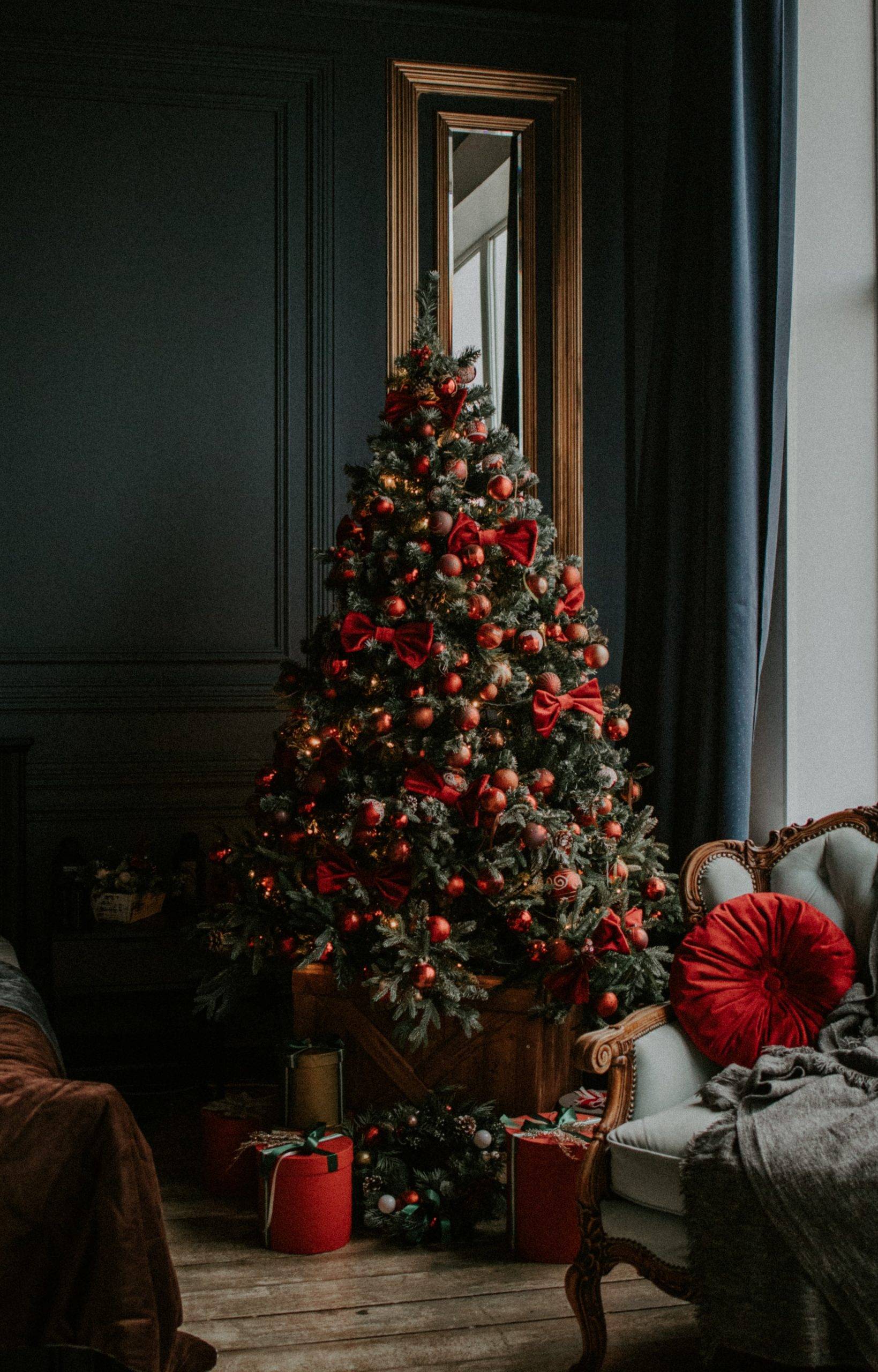 Luxurious Christmas tree dressed in red (from Unsplash)