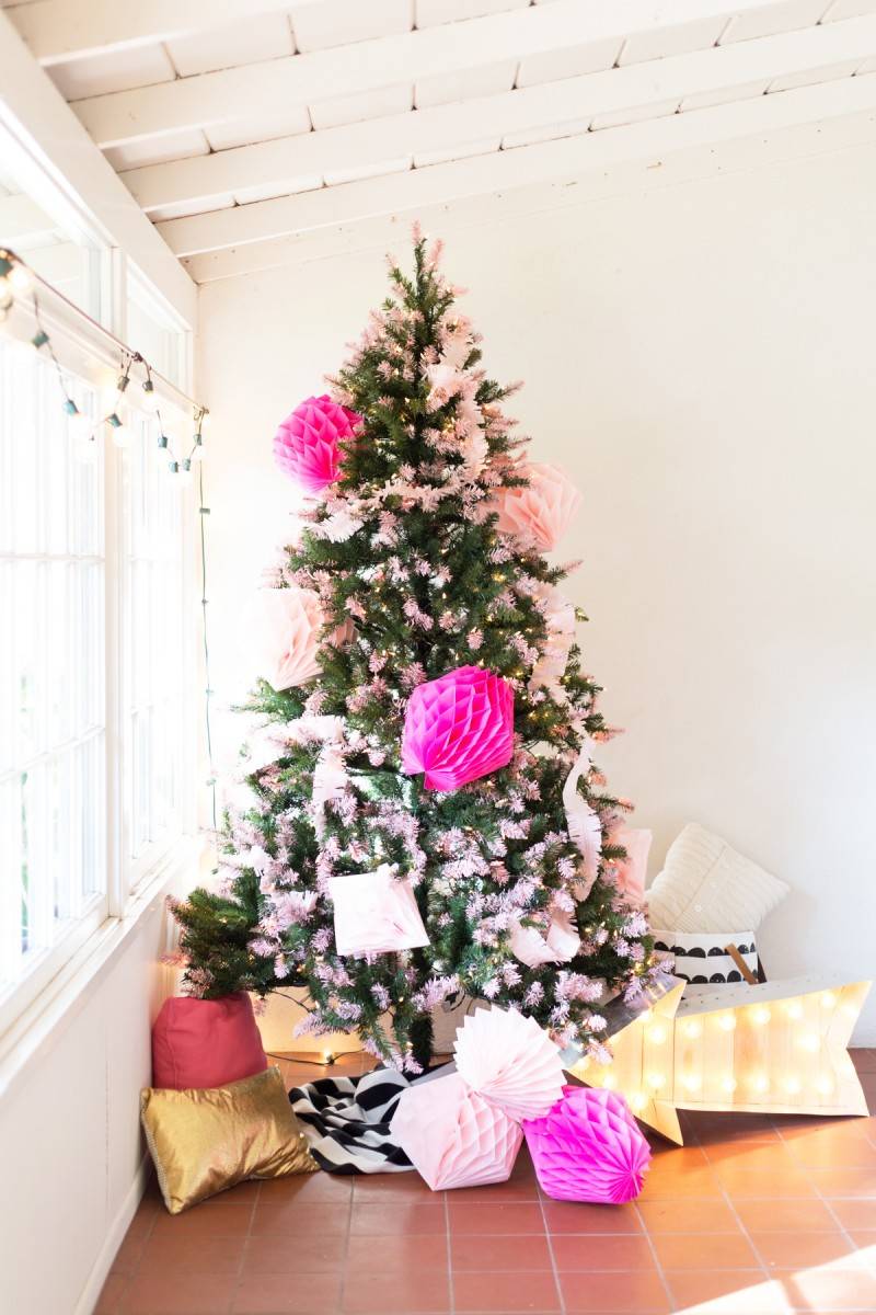 Vibrant pink hues for edgy holiday decor (from Lovely Indeed)