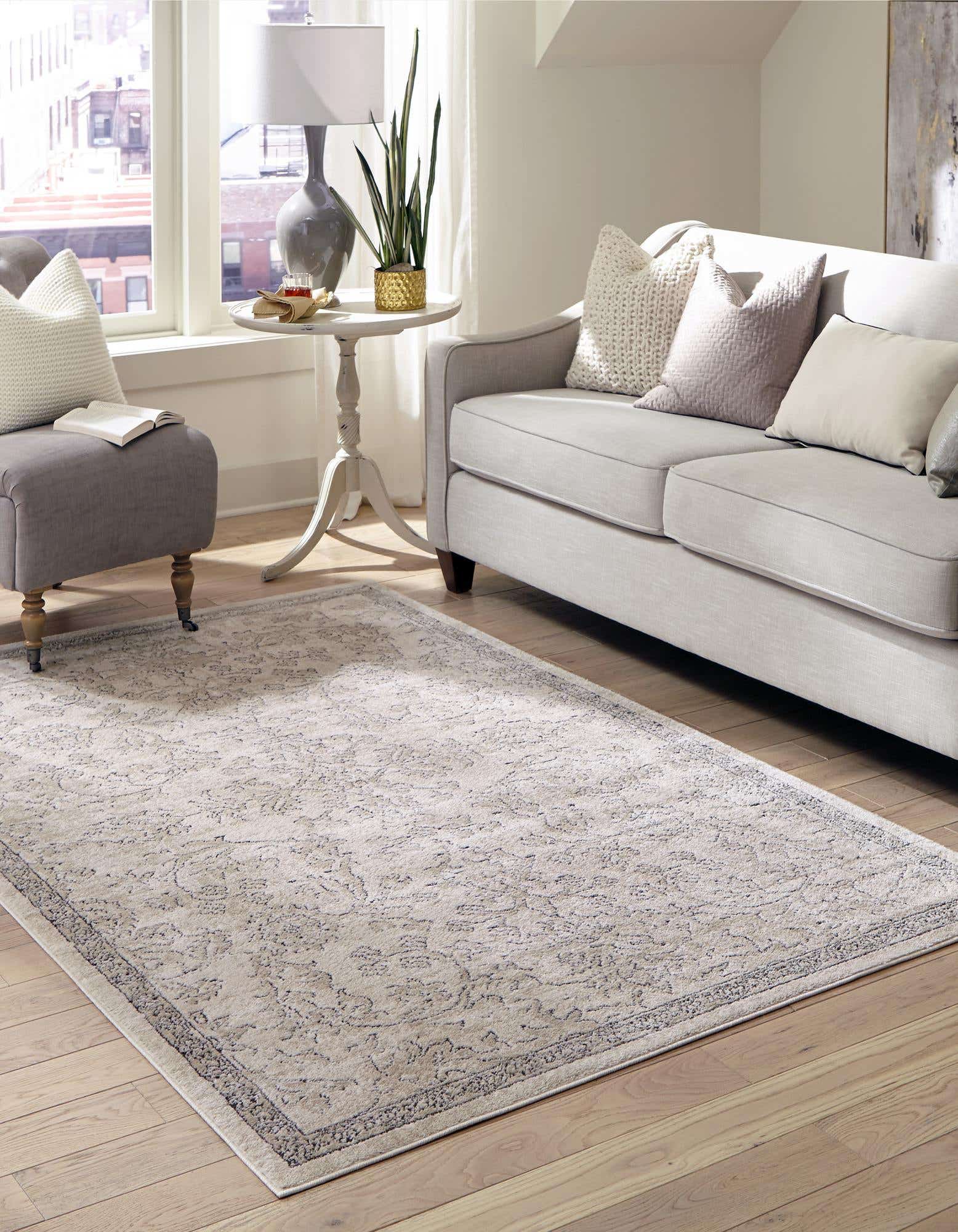 Traditional and cozy living room from Rugs.com