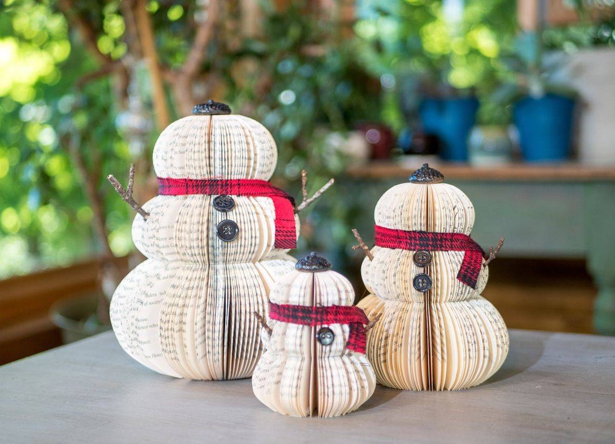 Creative Book-Snowman Christmas decorations are perfect for bibliophiles