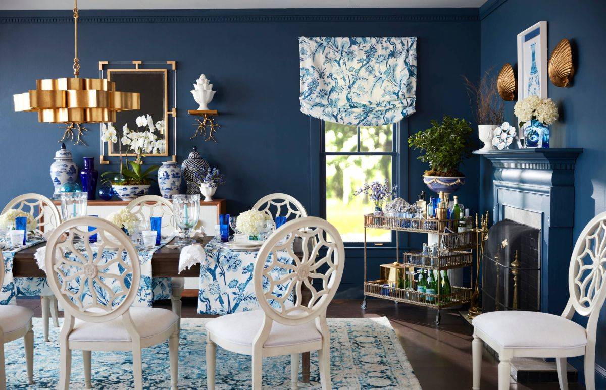 Ruang makan eklektik yang luar biasa dengan warna biru dan putih adalah showstopper mutlak