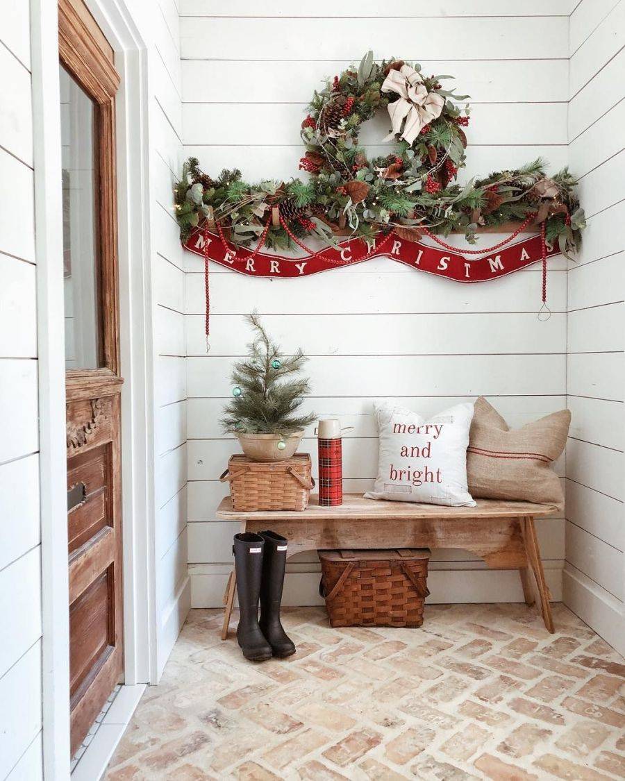 Festive entry decoration with a Christmas wreath and a Merry Christmas banner