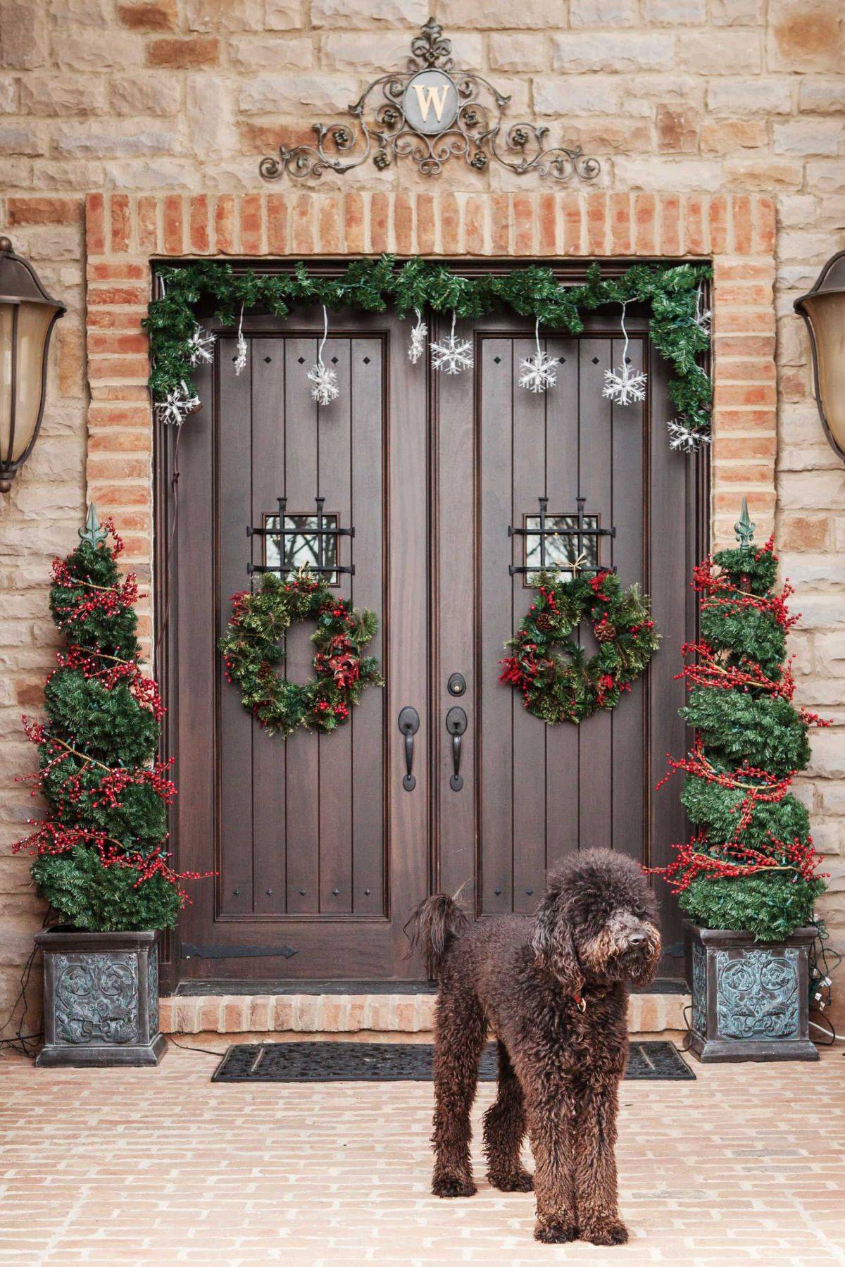 Mistle-toe-banner-green-Christmas-wreath-and-decked-out-plants-for-the-Holiday-entryway-46248