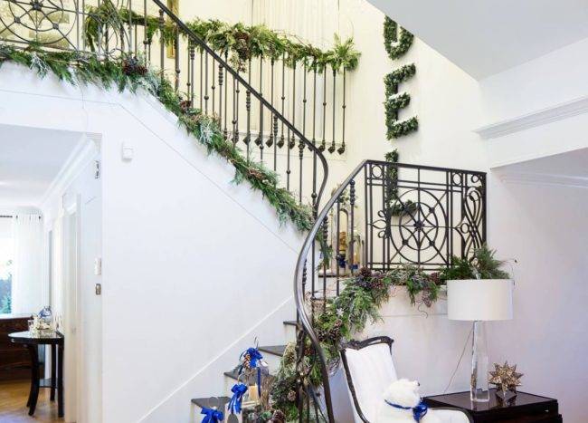 Touch-of-green-is-the-perfect-way-to-add-festive-cheer-to-this-entry-with-staircase-11533-217x155