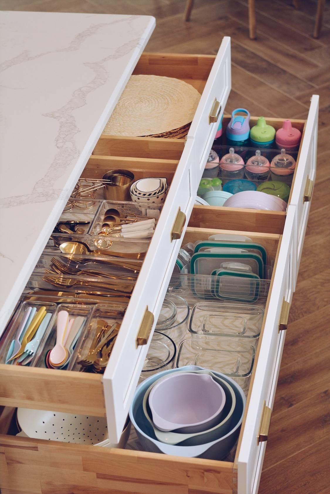 Decluttered and organized kitchen (from The Pink dream)