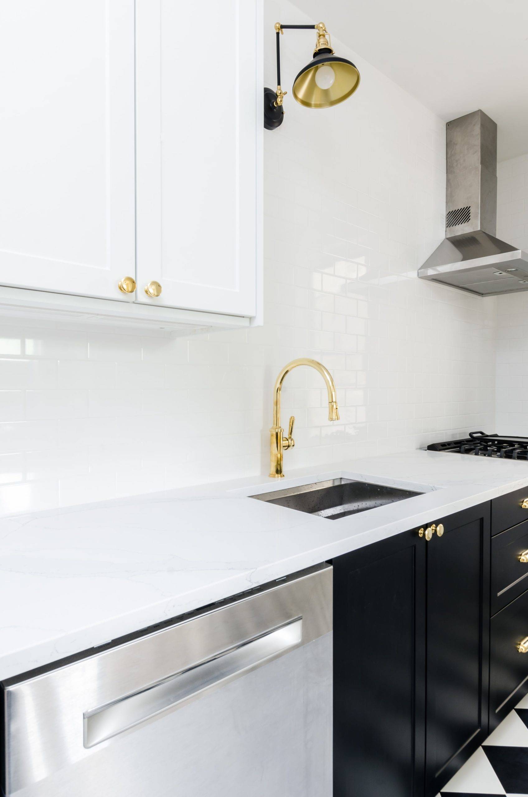White countertops create wonderful contrast (from Unsplash)