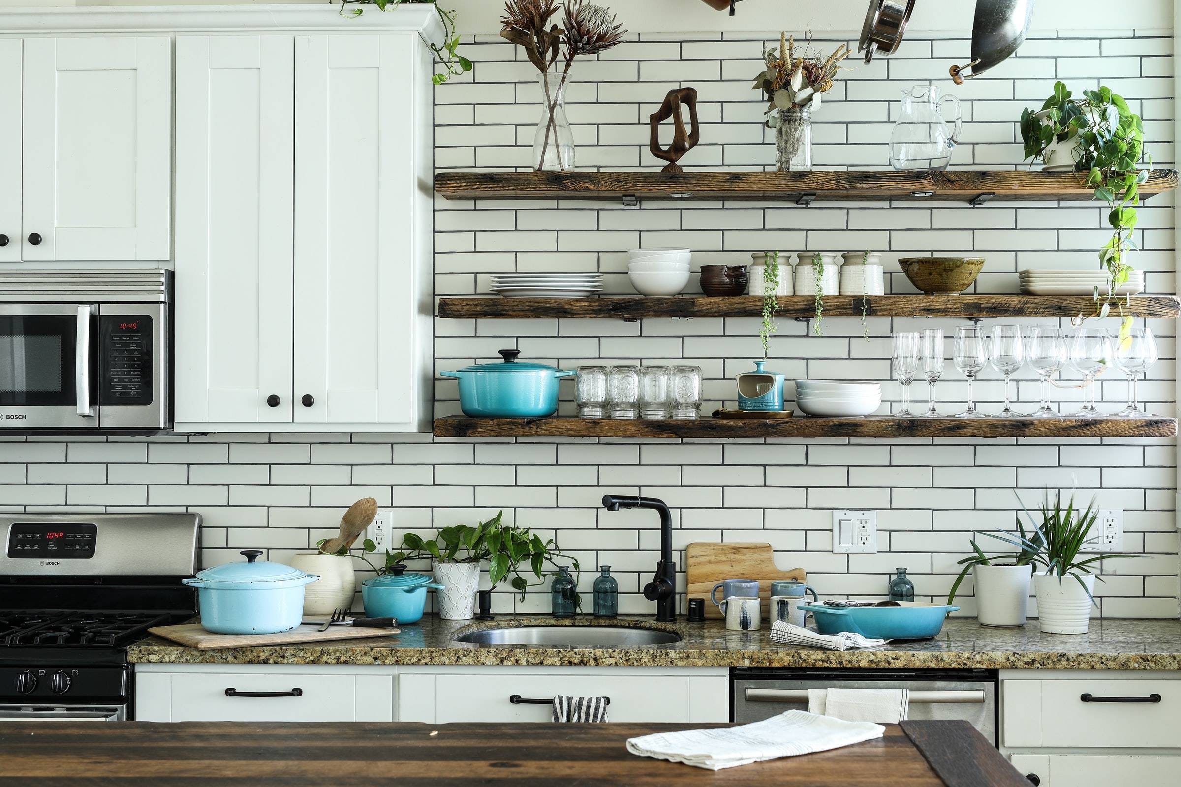 Open shelving creates a cluttered look in the kitchen (from Unsplash)
