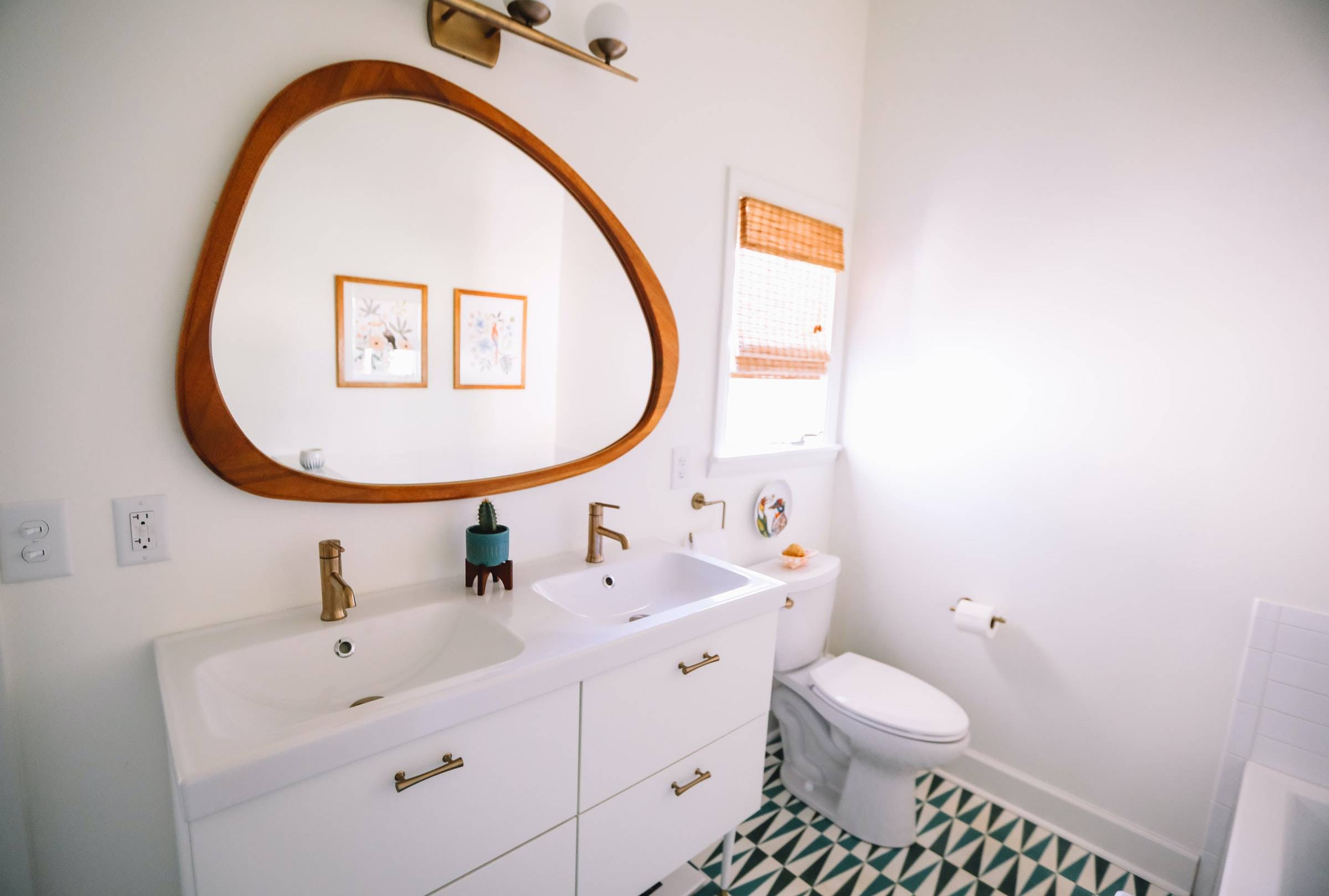 Small Jack and Jill bathroom with plenty of style (from Unsplash)