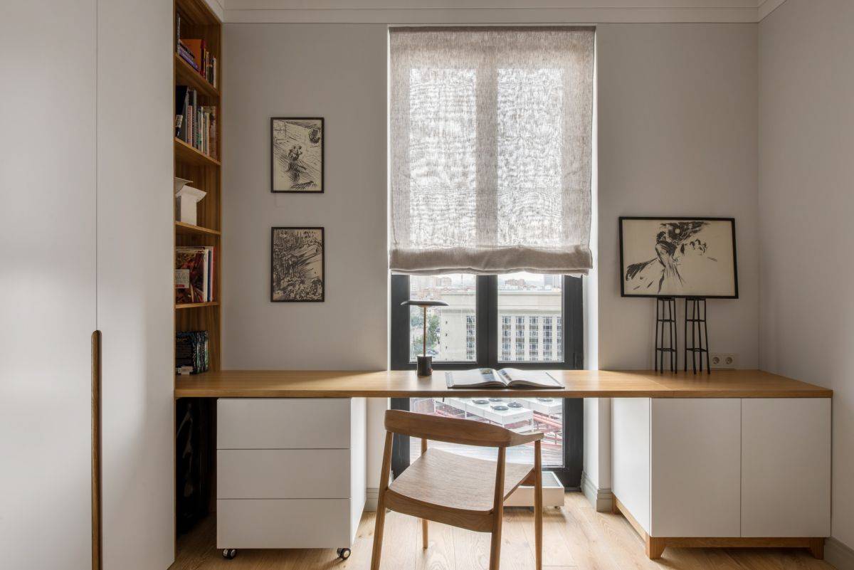 Beautiful-wood-and-white-Scandinavian-style-home-office-with-a-smart-and-adaptable-desk-17342