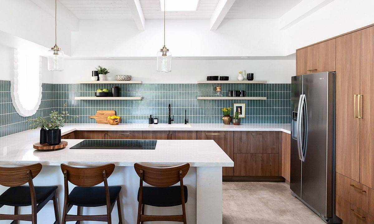 Ubin biru-hijau digunakan untuk backsplash ubin vertikal di dapur kontemporer yang luas dengan ruang makan