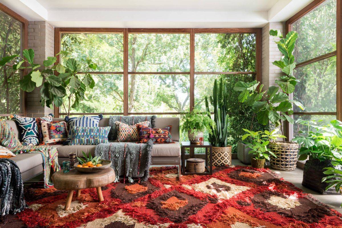 Bright-and-beautiful-living-room-draped-in-greenery-45602