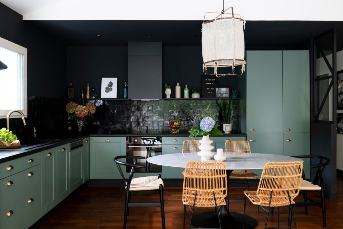 Brilliant blend of green and black inside stylish New York kitchen - A combination of two popular hues