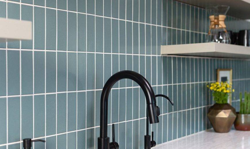 Vertical Tile Backsplash in the Kitchen: A Bold New Look!
