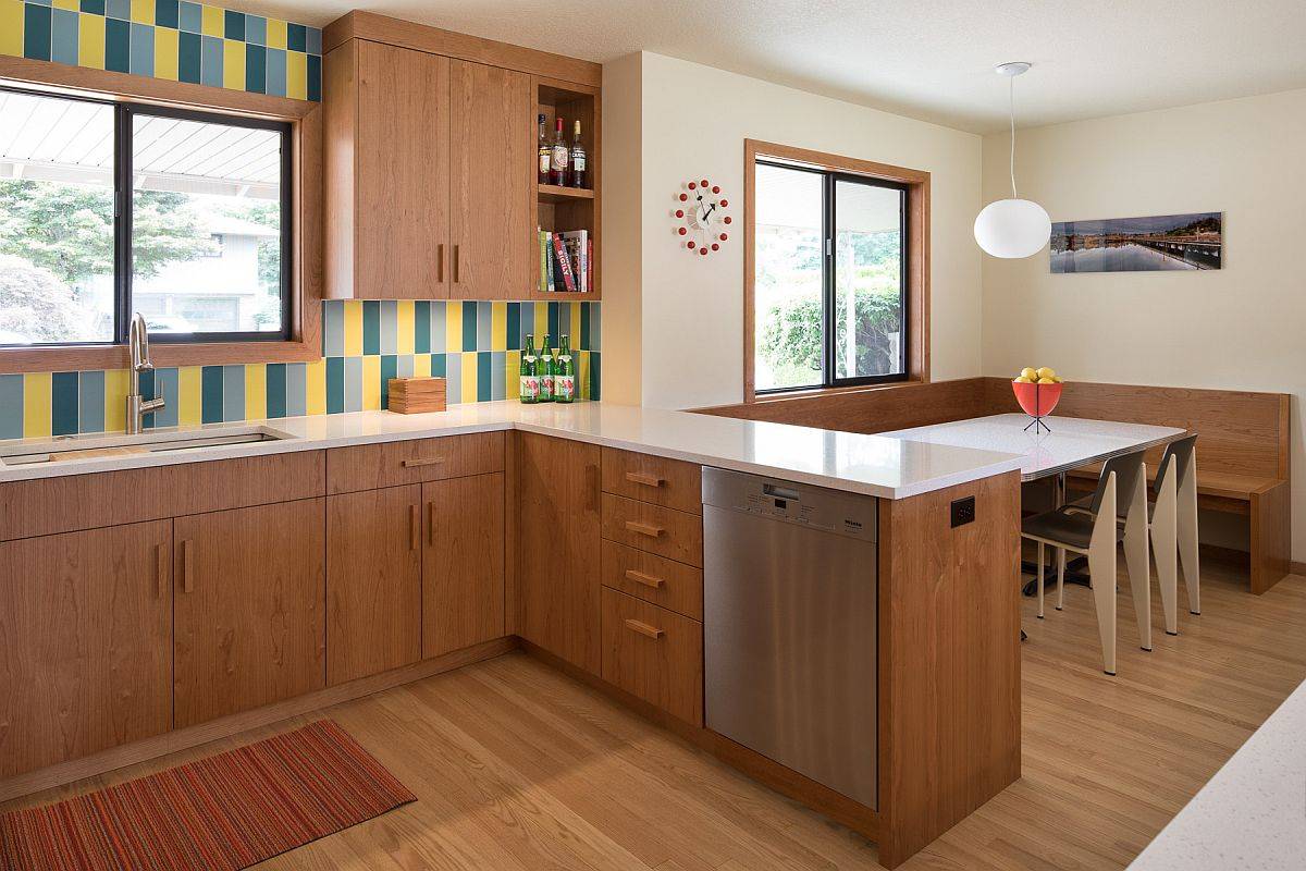 Penggunaan backsplash ubin vertikal yang penuh warna dan menawan di dapur eklektik modern 35939