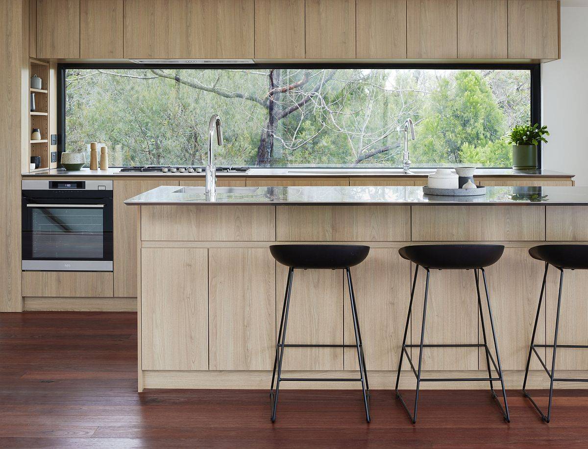 Elegant-and-casual-kitchen-in-wood-with-a-smart-island-59914