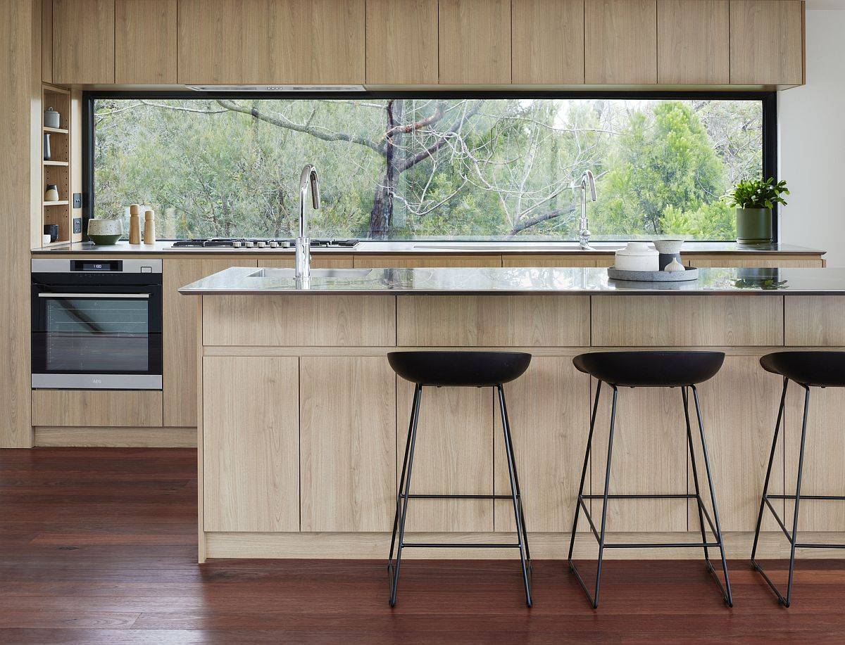 Elegant and casual kitchen in wood with a smart island