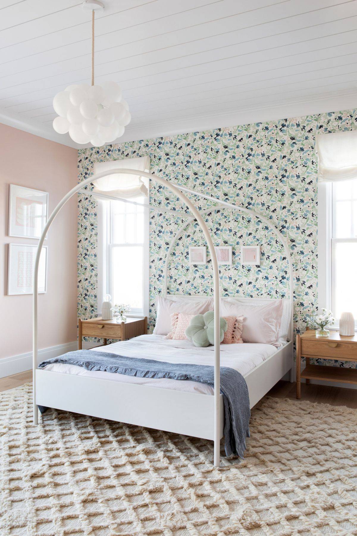 Find the perfect wallpaper for a bedroom that needs a leafy background - 94695