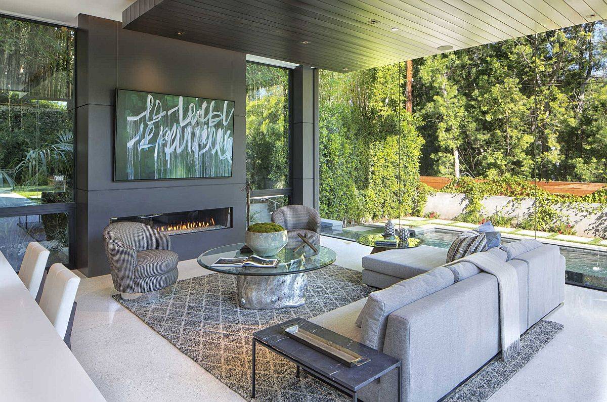 Living rooms that open up to the outdoors are the trend in 2022