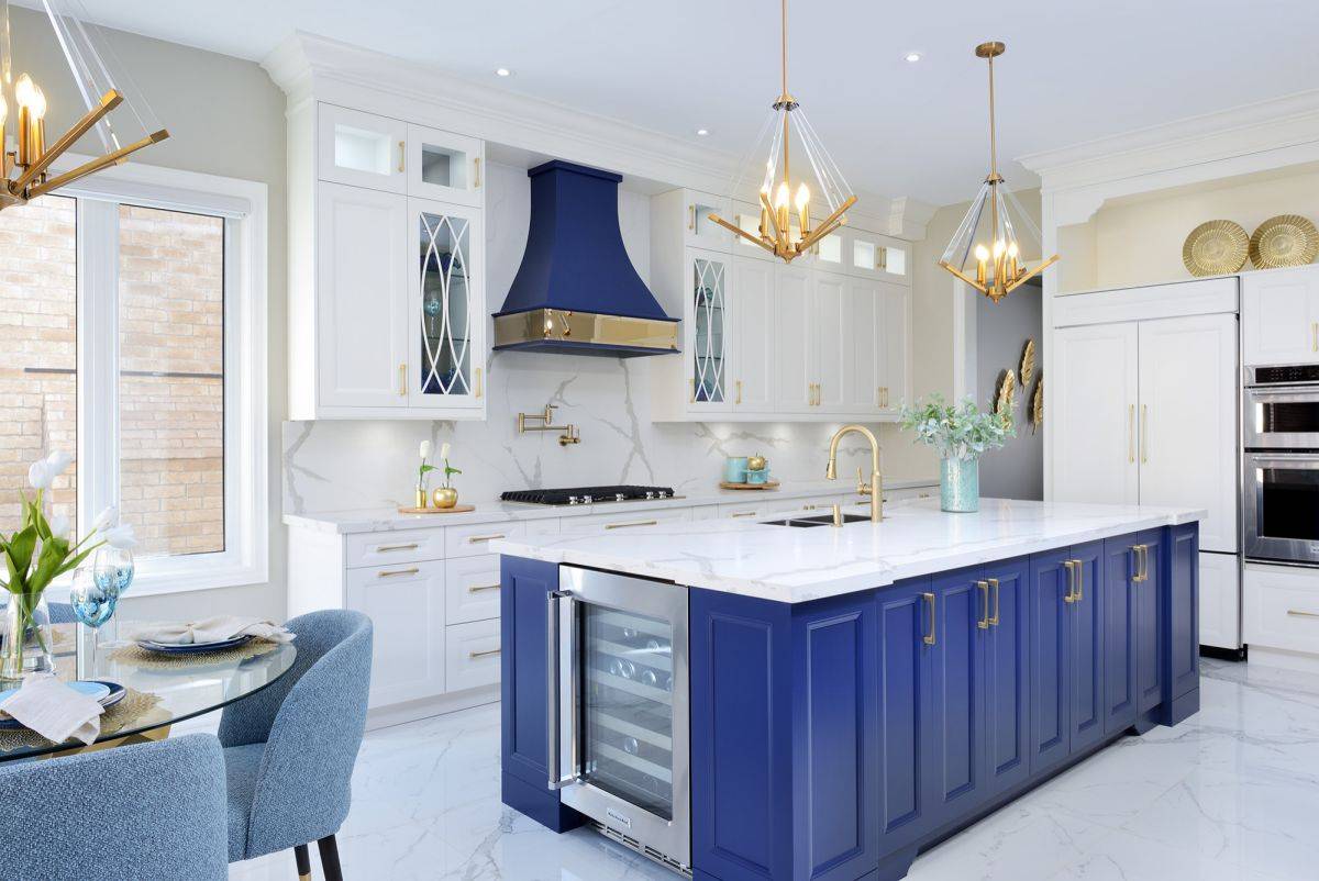 Marmer-memberi-poles-modern-pesona-di-dapur-indah-ini-biru-putih-82846