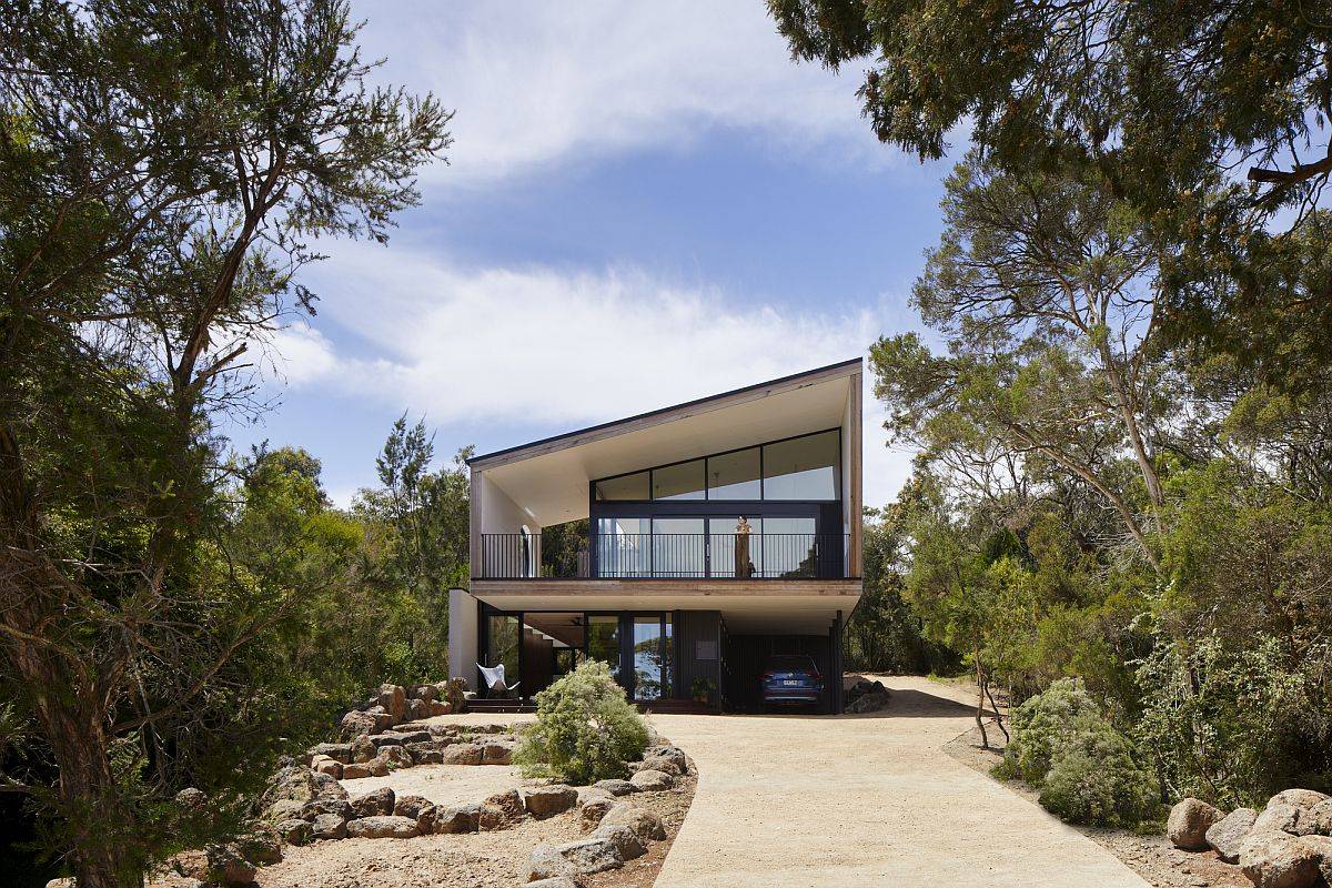 Contemplative and Captivating: Native Bushland Comes Indoors at this Home