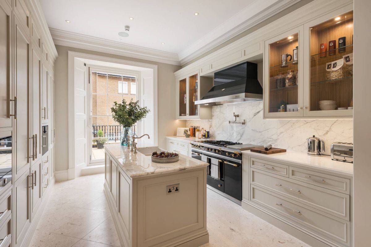 Traditional-kitchen-with-classic-English-look-and-a-marble-backsplash-73799